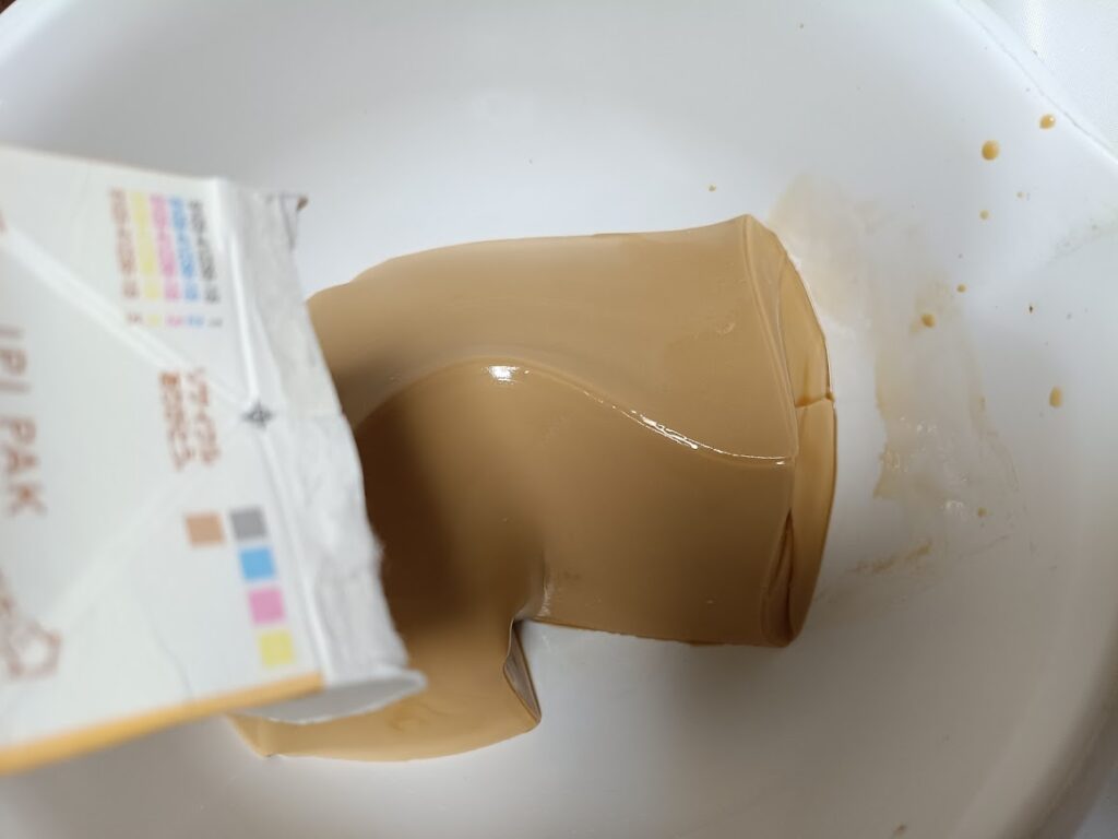 業務スーパー とろけるキャラメルプリン 取り出し