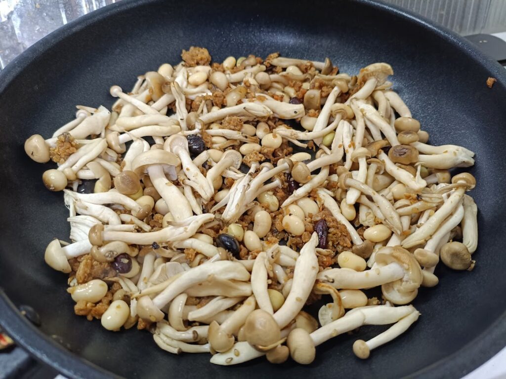 焼豚フレーク　豆ときのこの焼豚炒め２