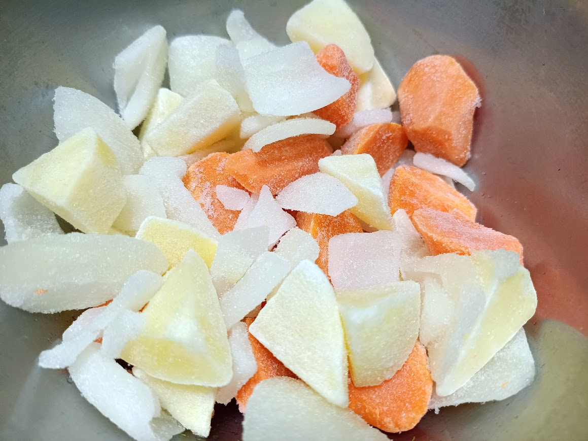 カレー用野菜ミックスをボウルに出した様子