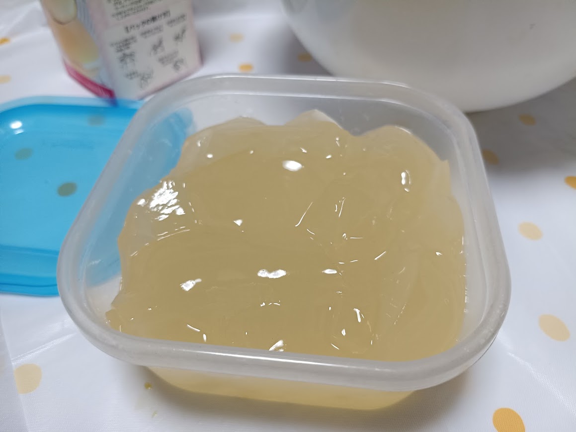 業務スーパー 白桃ゼリー タッパーに移して保存