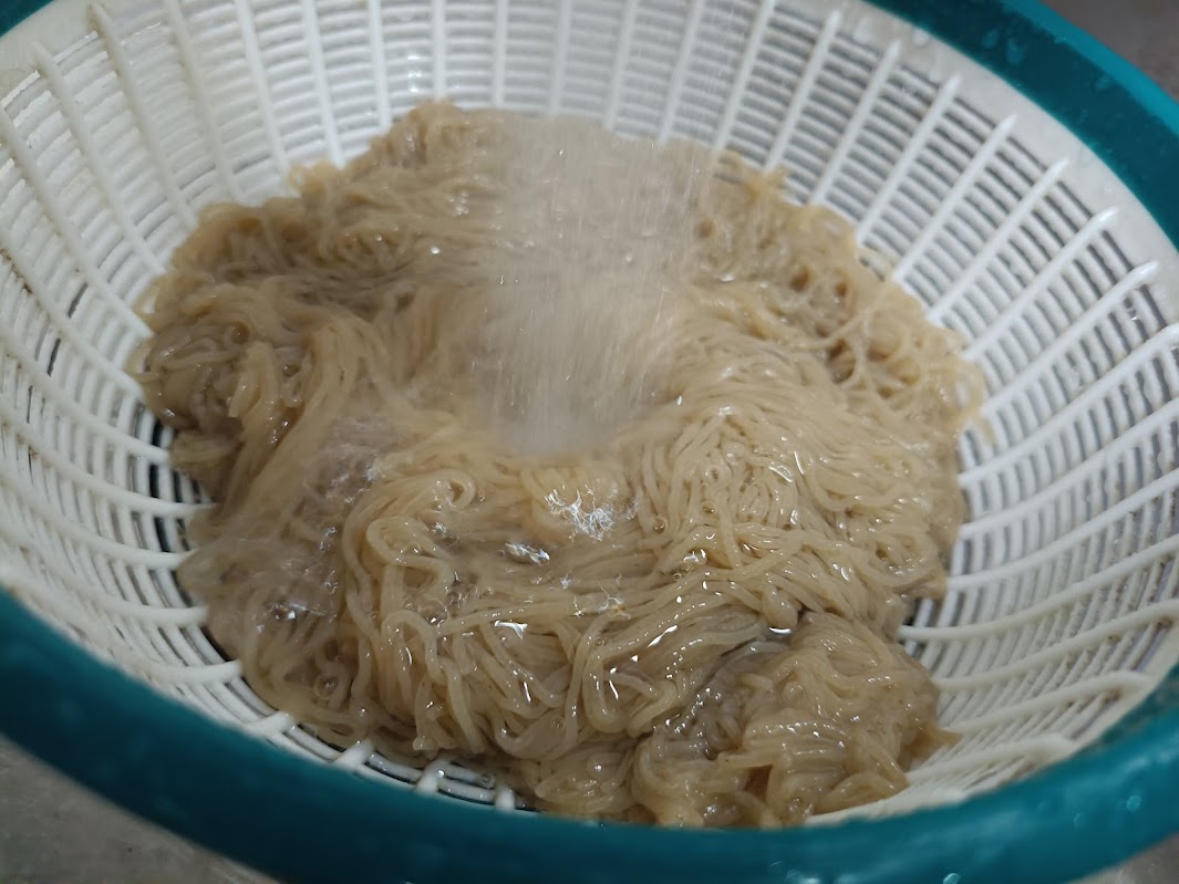 ふるる冷麺 麺 水洗い ザル コシ