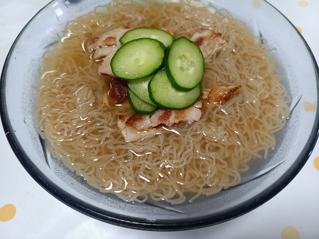 ふるる冷麺 水冷麺 完成 きゅうり 豚肉 トッピング 実食