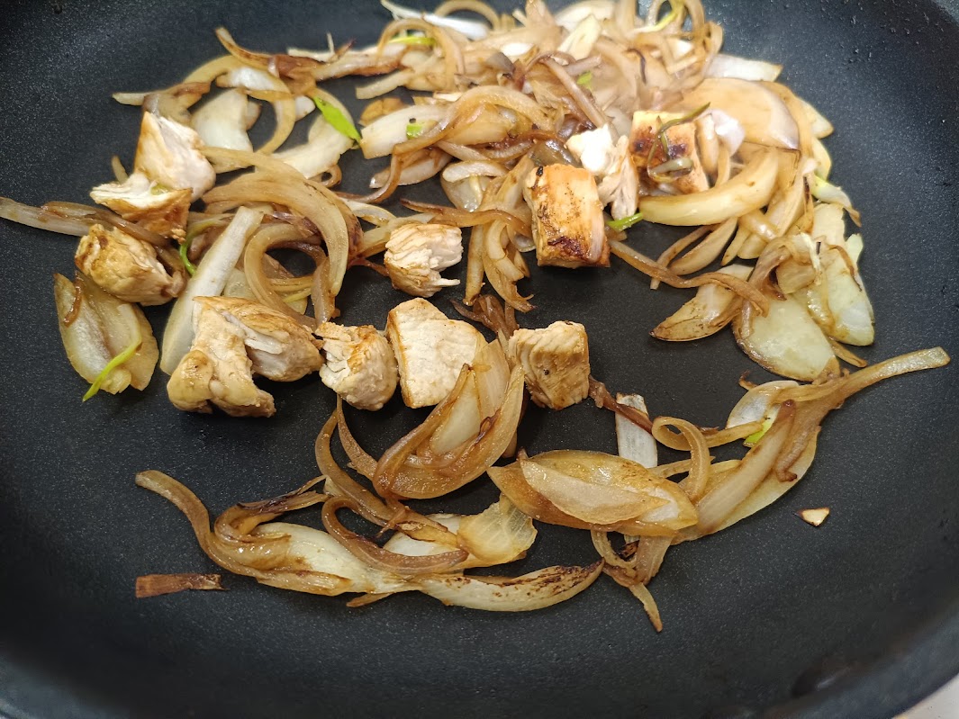 鶏むね肉 玉ねぎ 炒め フライパン チキンガーリックサラダ