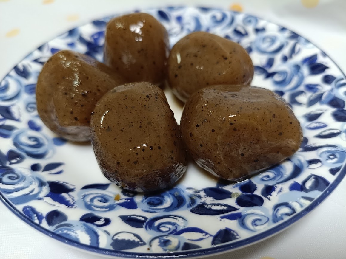 お皿に盛り付けたピリ辛玉こんにゃくの実食写真