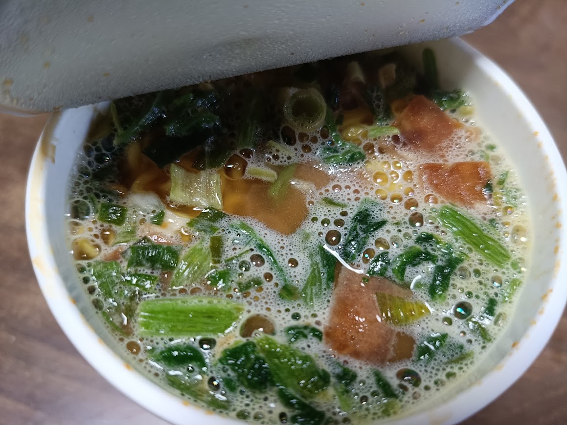 横浜豚骨醤油ラーメン 完成 お湯注ぎ後 ほうれん草