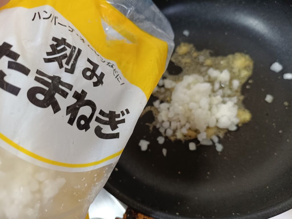 冷めたフライパンに姜葱醤大さじ2を入れる工程写真