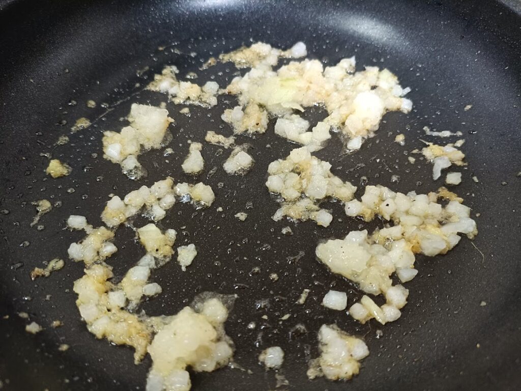 刻み玉ねぎを加えて塩を振る工程写真
