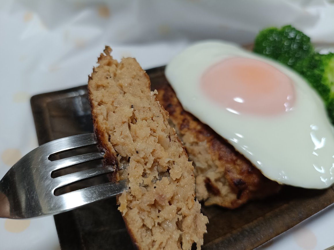 肉のハナマサ お肉屋さんのハンバーグ ARABIKI HAMBURG フォークで断面 粗挽き食感