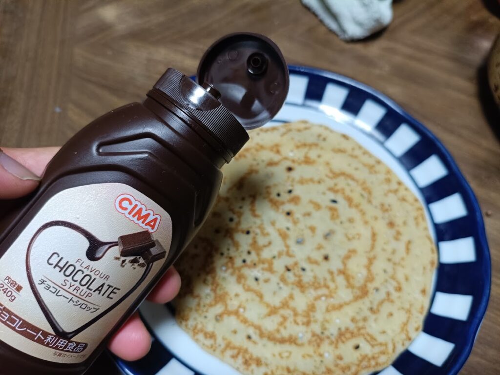 プレーン生地のもっちりクレープとチョコレートシロップ