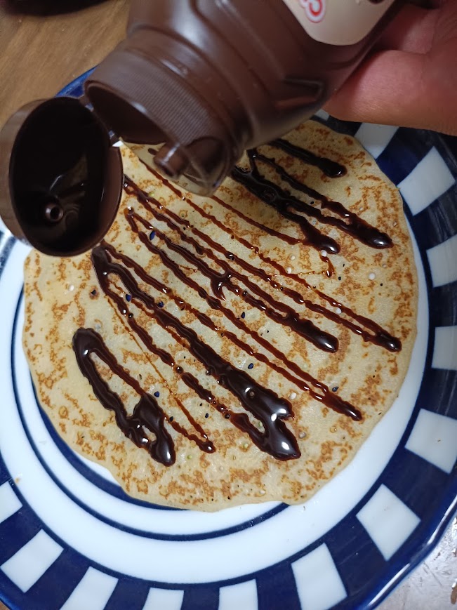 チョコレートシロップをかけたもっちりクレープ