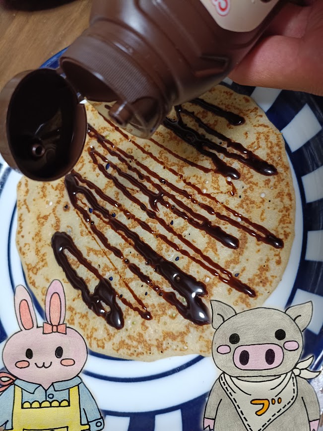 チョコレートシロップをかけたもっちりクレープ