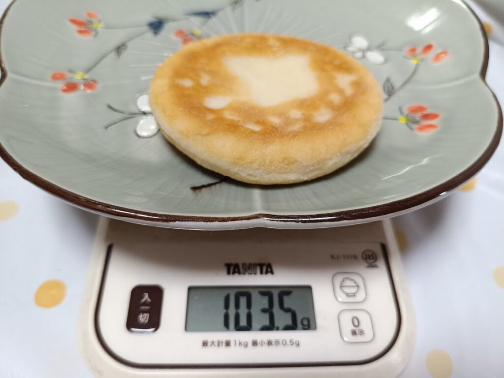 焼いたチャプチェホットク1枚をスケールで実測103.5g