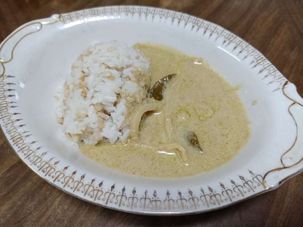 ごはんにかけたグリーンカレーの盛り付け写真