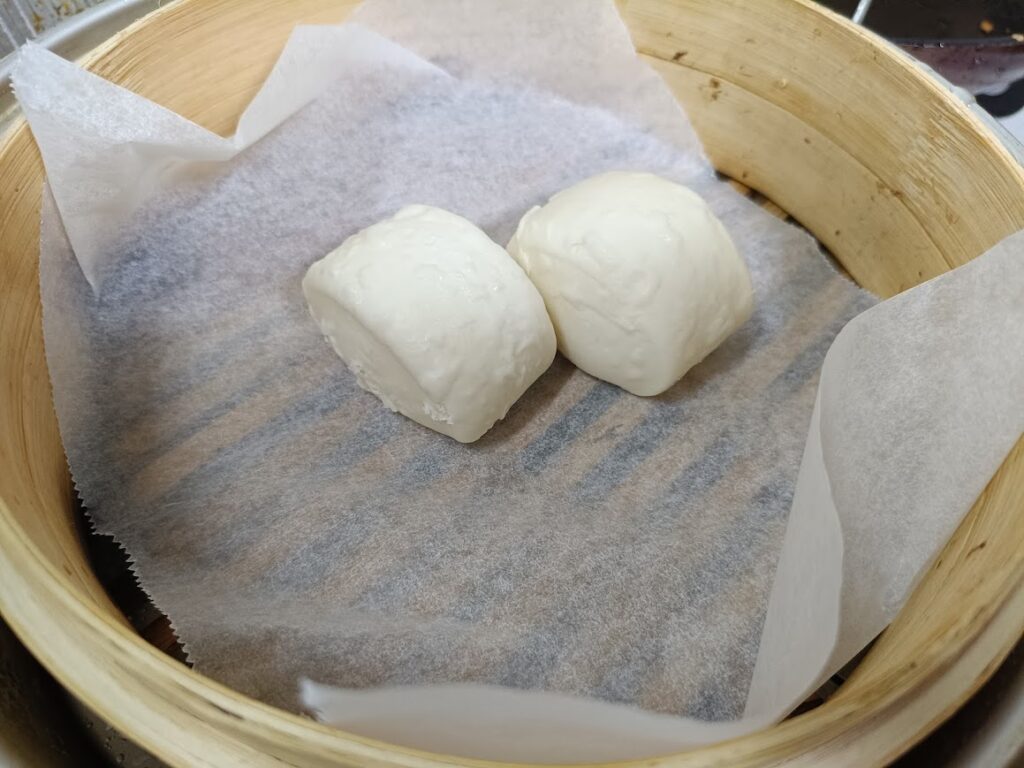 業スーマントウをせいろで蒸している画像