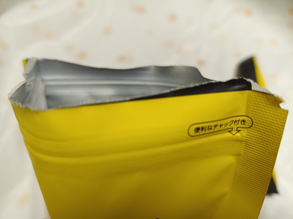 開封したココナッツロールの袋(チャック付き)