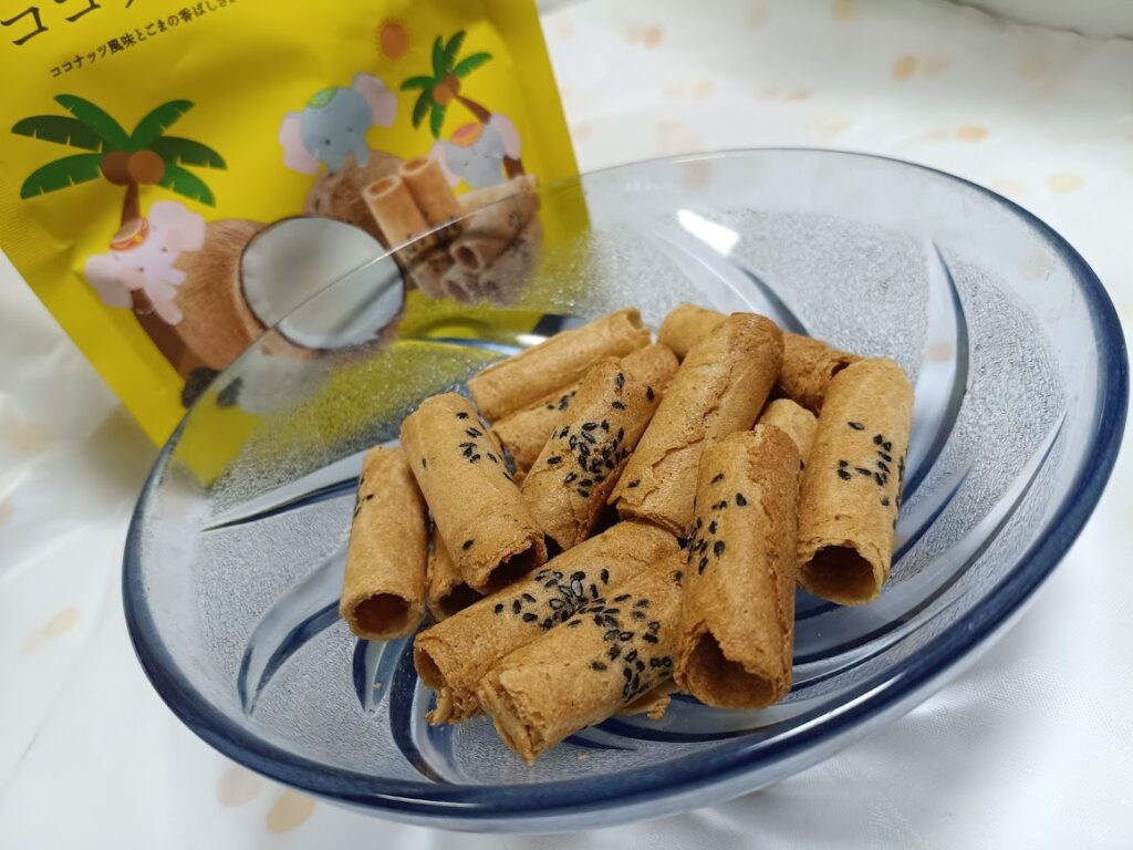 ガラス皿に盛り付けたココナッツロールとパッケージ