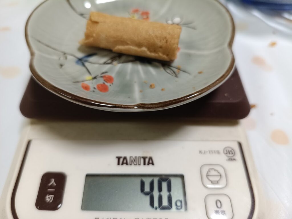 ココナッツロール1本の重さを計量(4.0g)