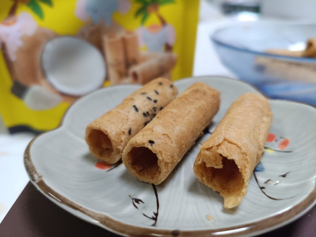 小皿にのせたココナッツロール3本と空洞の断面