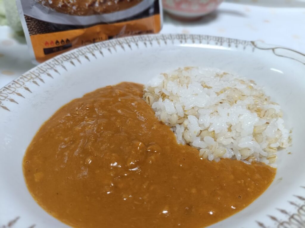 スパイシーキーマカレーをもち麦ごはんにかけた実食写真