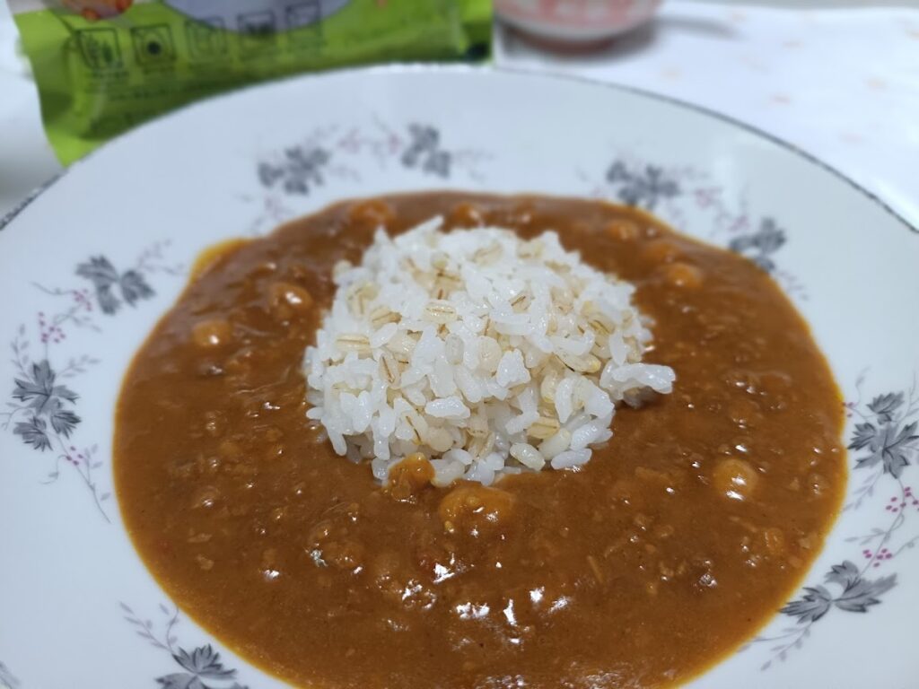 野菜仕立てのキーマカレーをもち麦ごはんにかけた実食写真