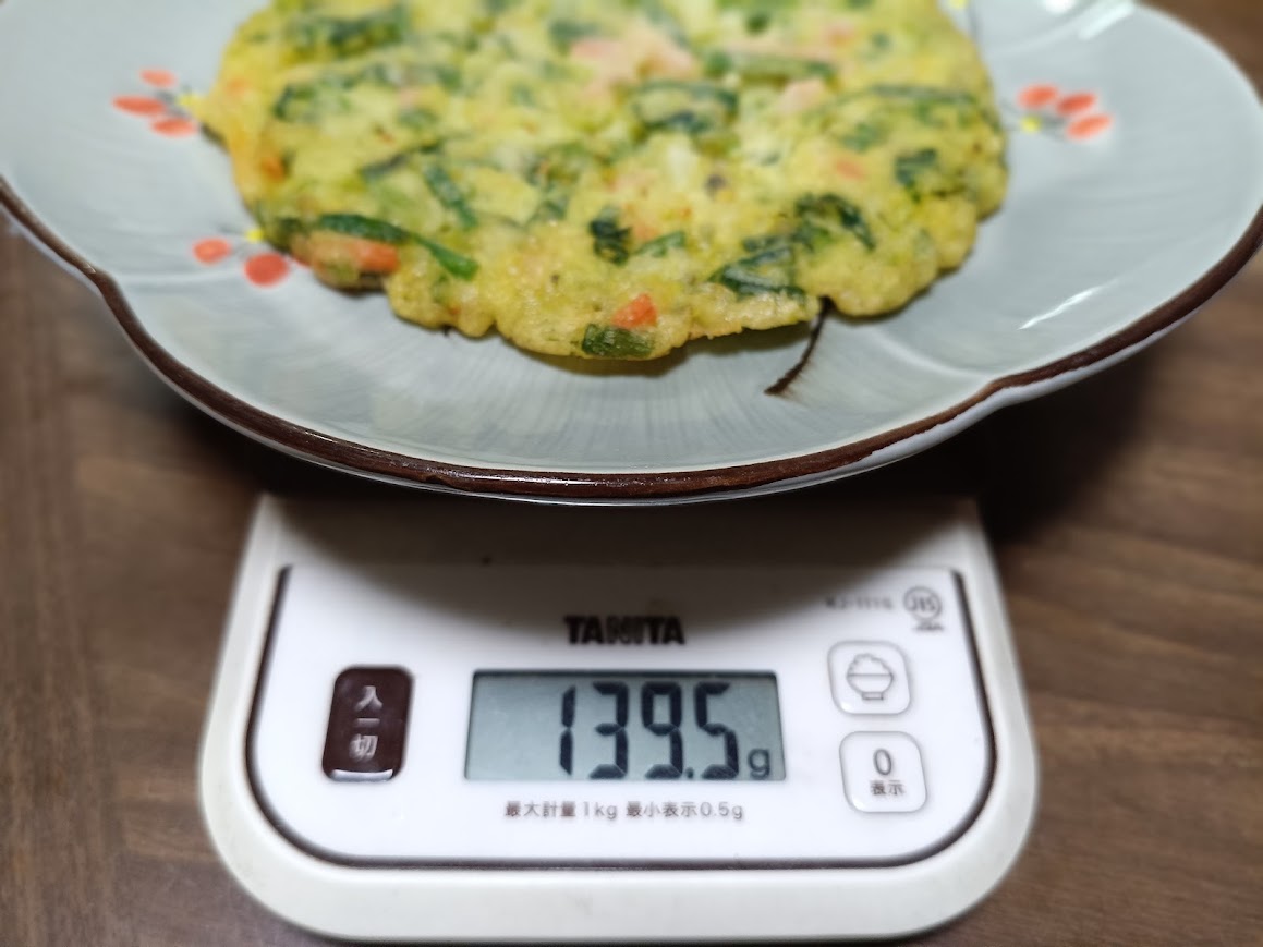 野菜たっぷりチヂミを皿に盛った様子