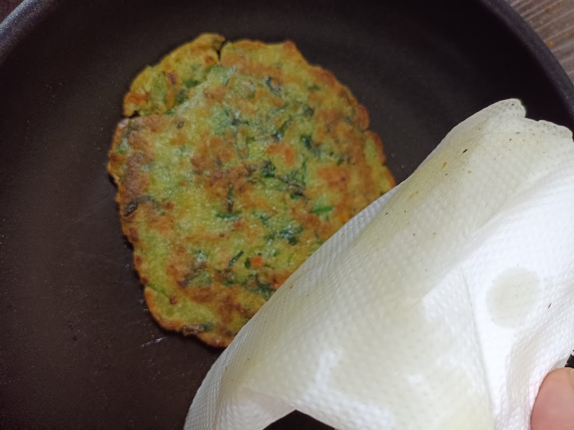 キッチンペーパーで油を取る野菜たっぷりチヂミ