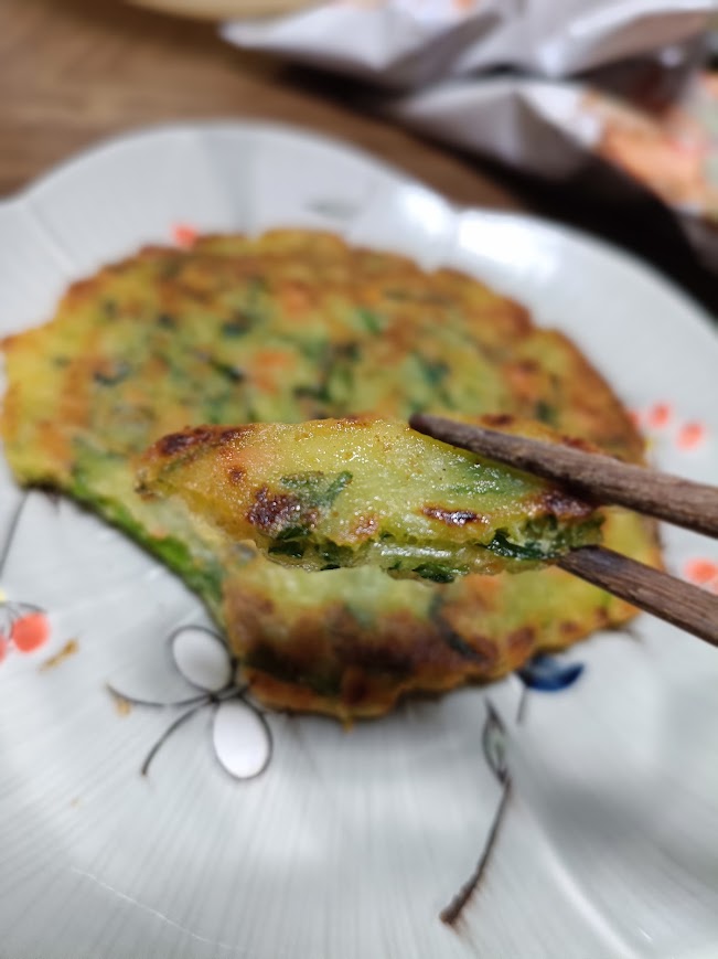 焼き上がった野菜たっぷりチヂミの実食写真