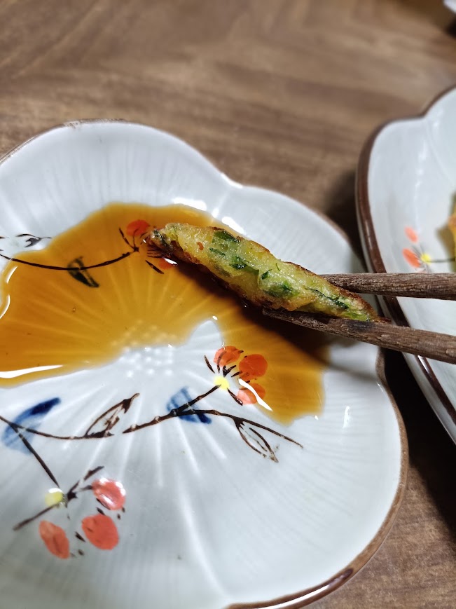 野菜たっぷりチヂミをポン酢につけた様子