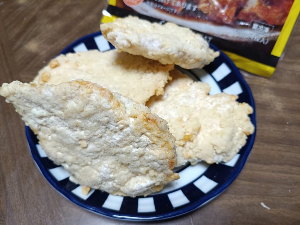 冷凍状態のチキン南蛮を皿に取り出したところ