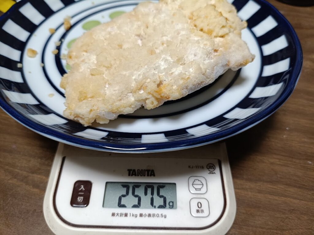 チキン南蛮1枚をキッチンスケールで計量した実測257.5g
