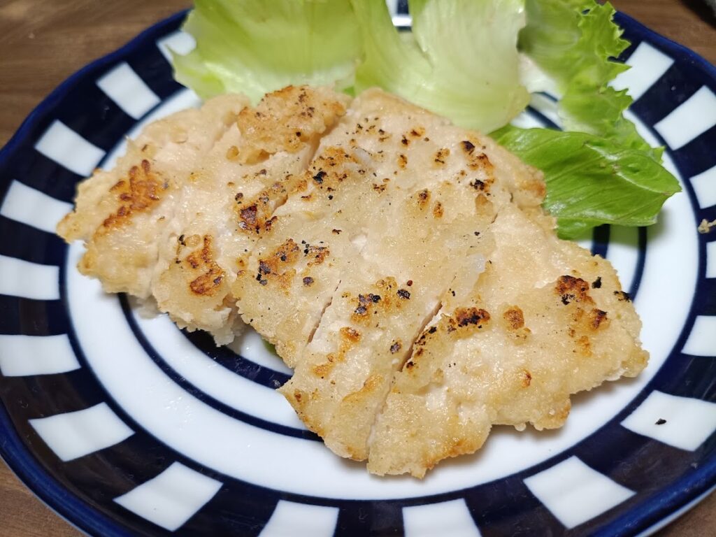 焼いたチキン南蛮をカットしてレタスと盛り付けた実食写真