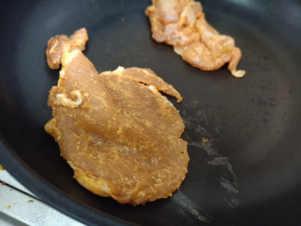 油を敷かずフライパンで焼く豚ロースみそ漬け