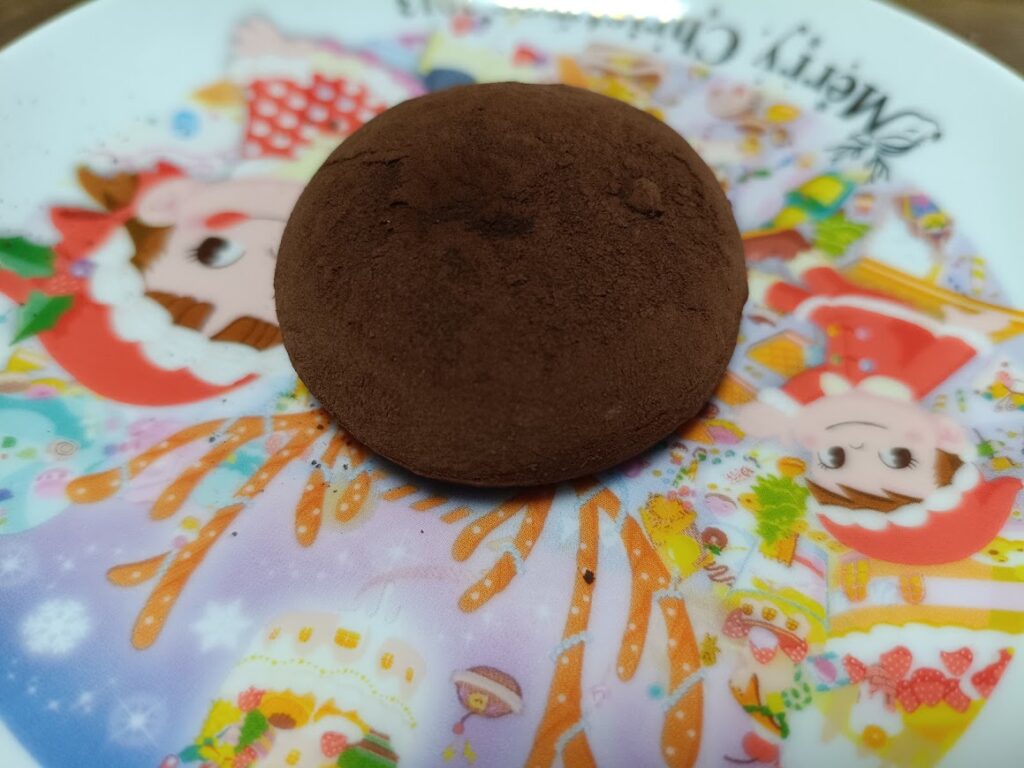 お皿に盛った冷凍ドバイもちもちチョコクッキー全体