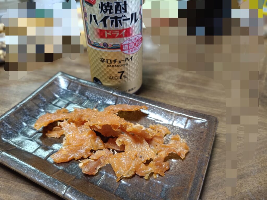 お皿に盛った鶏ササミジャーキー