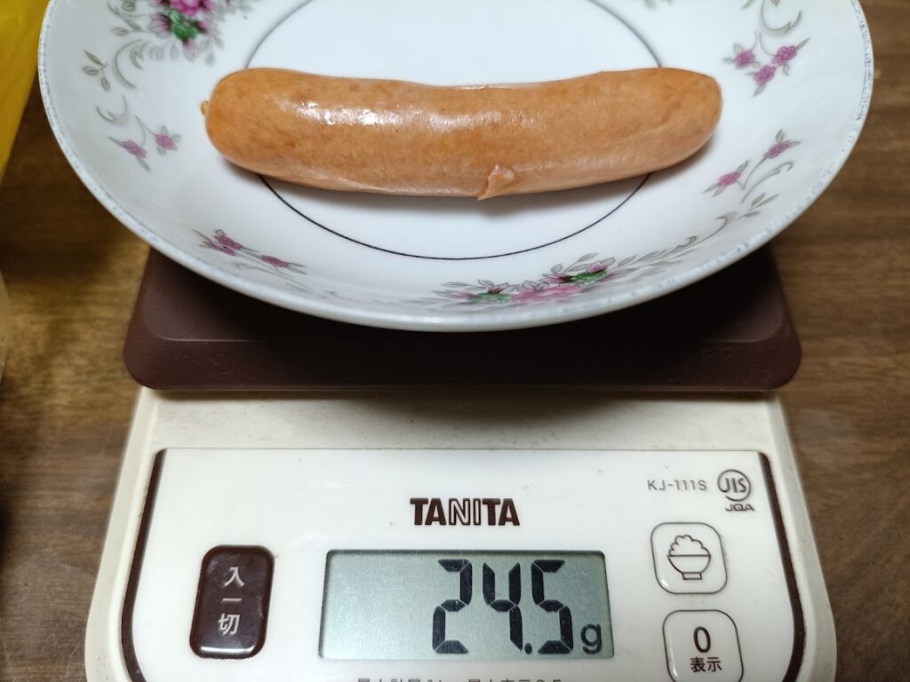 肉屋のポークソーセージ1本をキッチンスケールで実測 24.5g