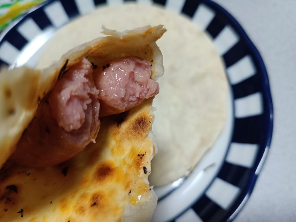 焼いたブリトー風アレンジの断面 ポークソーセージが見える
