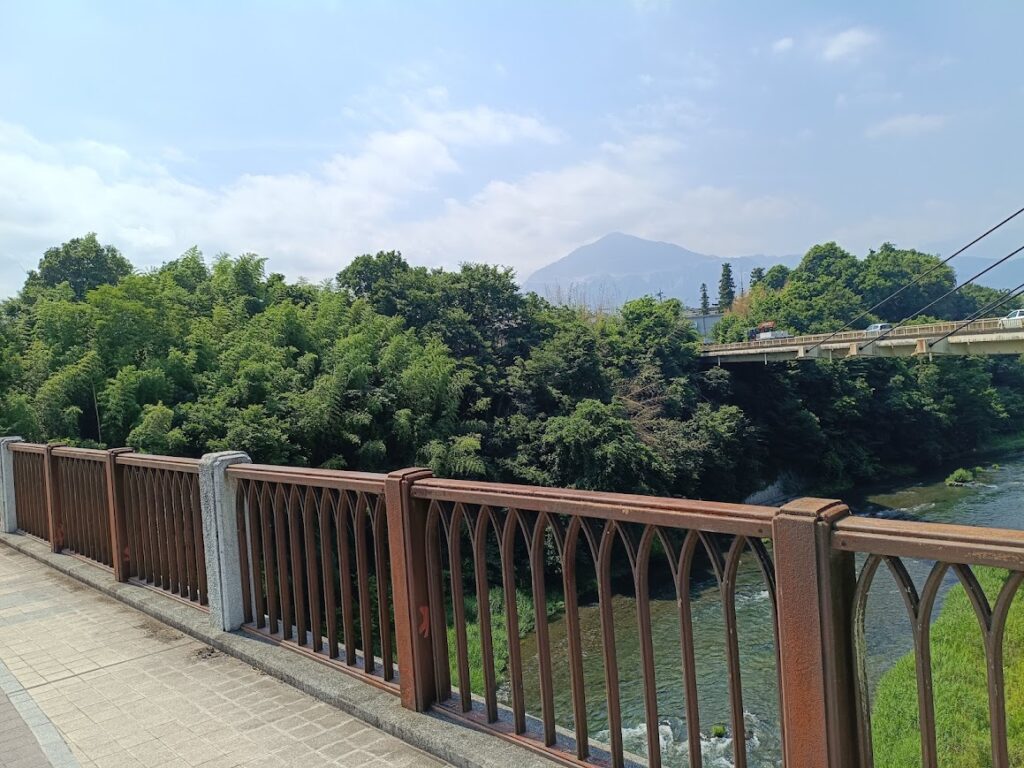 「あの花」旧秩父橋3と武甲山