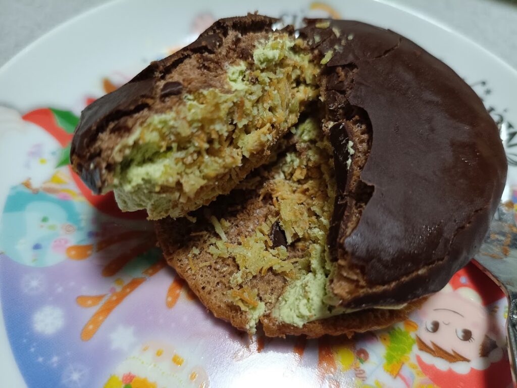 ローソン ドバイチョコ風サンドの断面 ピスタチオクリームとカダイフ生地