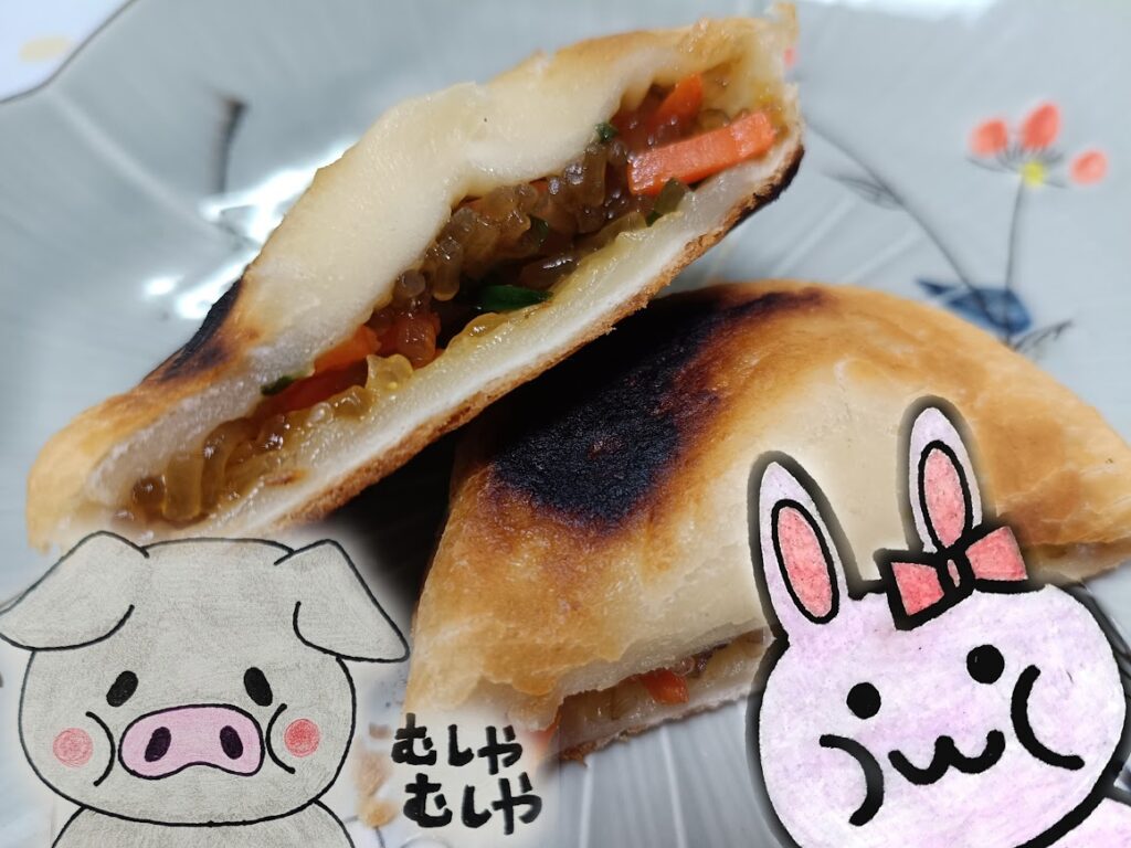 半分に割ったチャプチェホットクの断面(春雨と野菜)