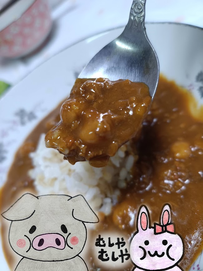 野菜仕立てのキーマカレーをスプーンですくうところとうさ・ぶー