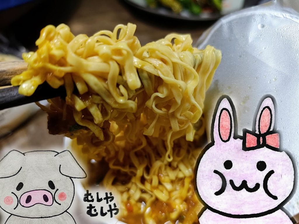 箸で持ち上げたカップヌードルPROカレーの麺とうさ・ぶーのイラスト