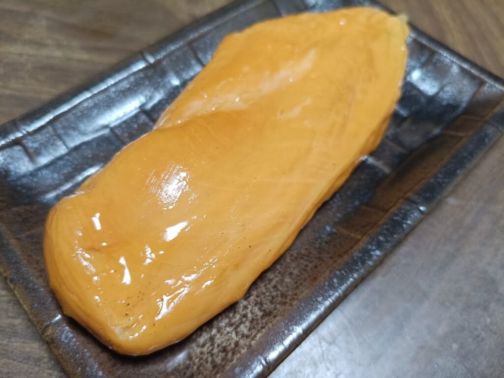 肉のハナマサ スモークチキンを皿に盛り付けた様子