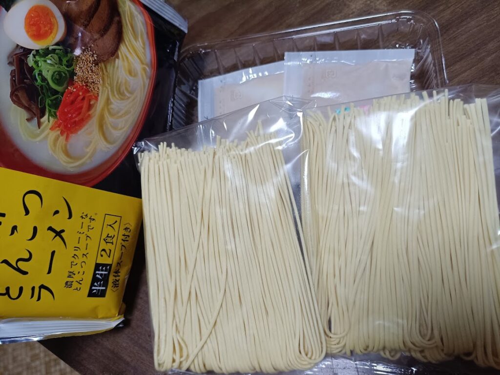 肉のハナマサ 九州とんこつラーメンを開封して中身を公開している様子