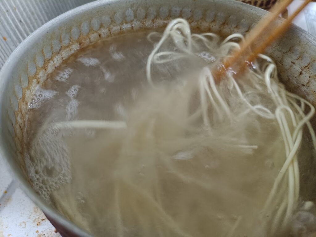 肉のハナマサ 九州とんこつラーメンを鍋で仕上げている様子