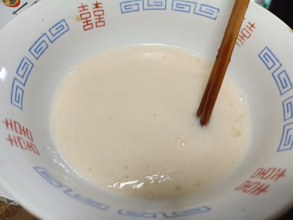 肉のハナマサ 九州とんこつラーメンを器に盛り付けた様子