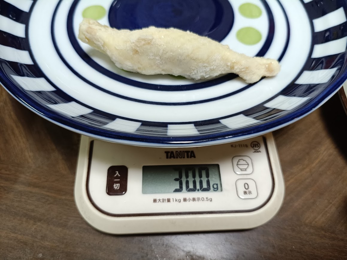 業務スーパー鶏皮ぎょうざ1個をキッチンスケールで計量 30.0gを表示