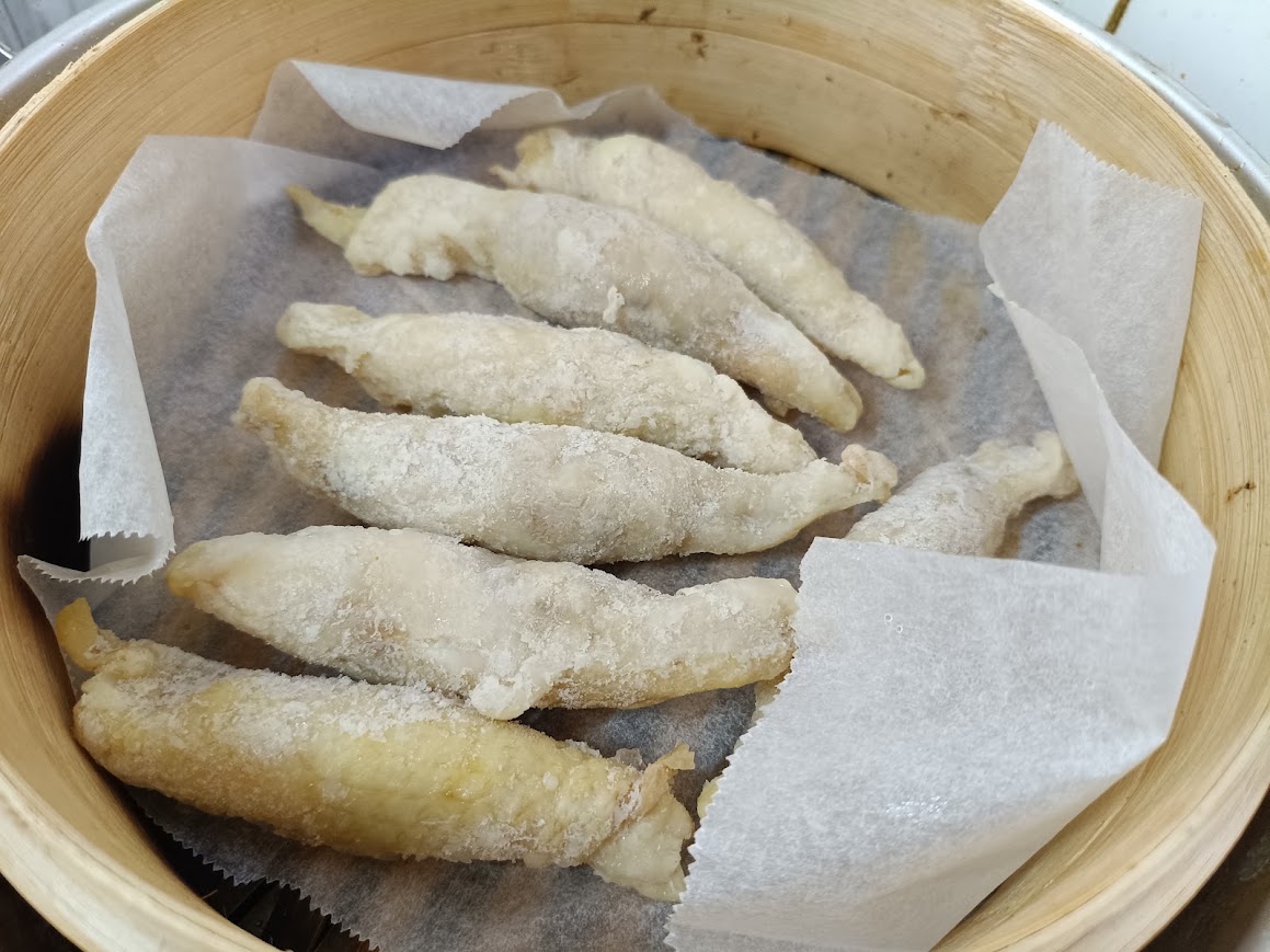 業務スーパー鶏皮ぎょうざを蒸し器にセットした様子(蒸す前)