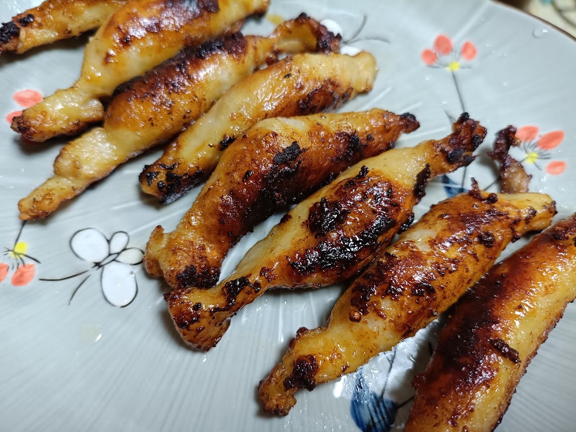 業務スーパー鶏皮ぎょうざを油なしで焼いた完成品