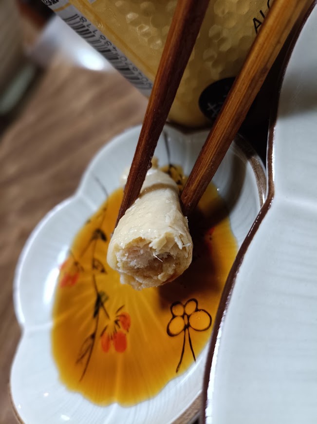 業務スーパー鶏皮ぎょうざをポン酢につけて食べる様子