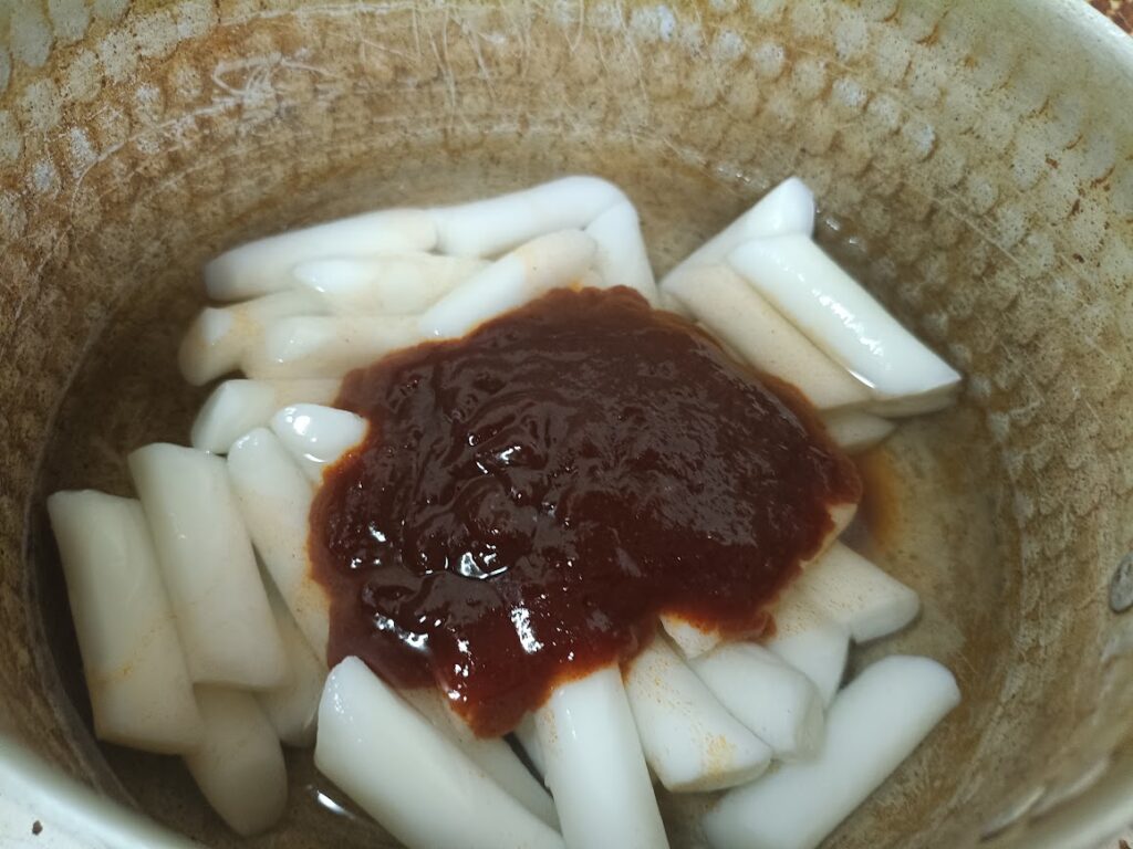 冷凍トッポッキを鍋に入れて調理している画像